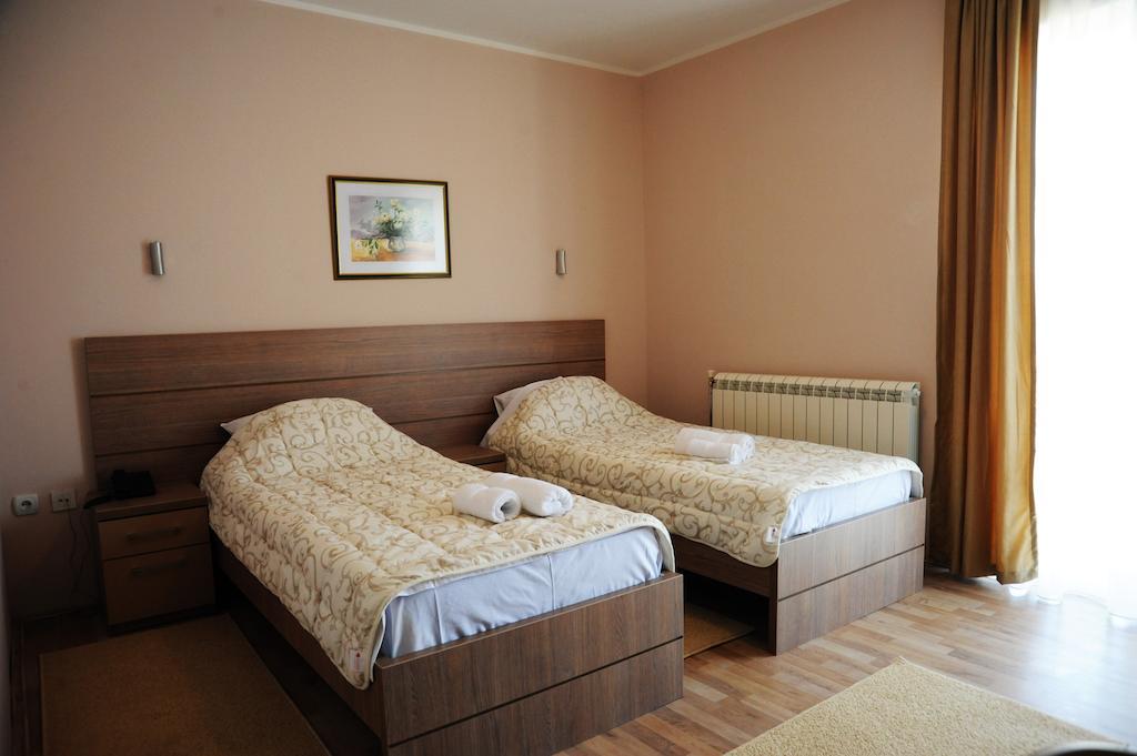 Garni Hotel Crystal Ice Ниш Екстер'єр фото